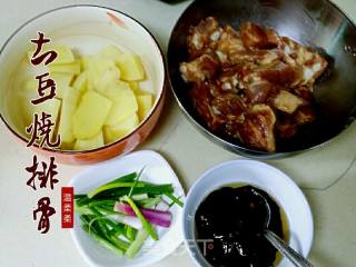 土豆烧排骨的做法步骤：1