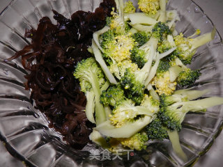 凉拌木耳西兰花的做法步骤：1