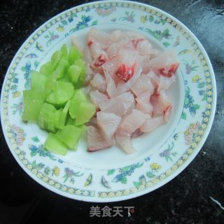 莴笋鱼泥饺子的做法步骤：1