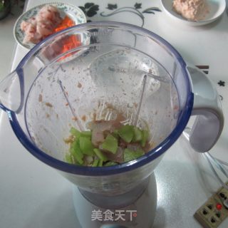 莴笋鱼泥饺子的做法步骤：2