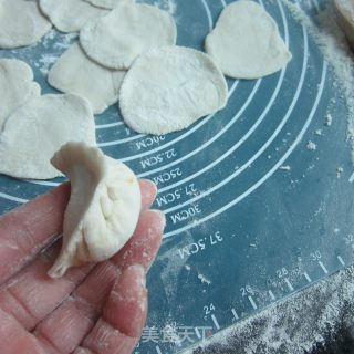 莴笋鱼泥饺子的做法步骤：9