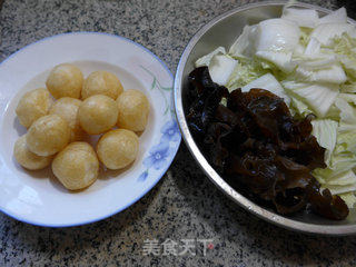 黑木耳油面筋炒白菜的做法步骤：1