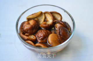 香菇炖鸡的做法步骤：3