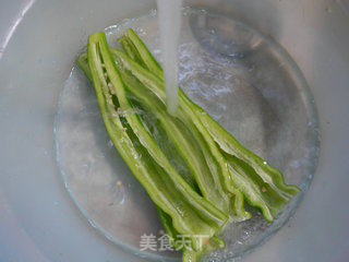 尖椒炒羊肉的做法步骤：2