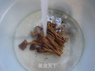 茶树菇炒墨鱼鲞的做法步骤：2