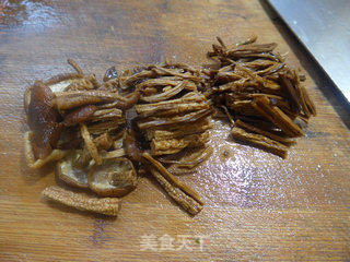 茶树菇炒墨鱼鲞的做法步骤：3
