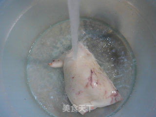 茶树菇炒墨鱼鲞的做法步骤：4