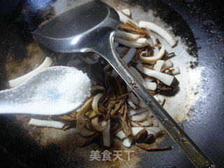 茶树菇炒墨鱼鲞的做法步骤：10