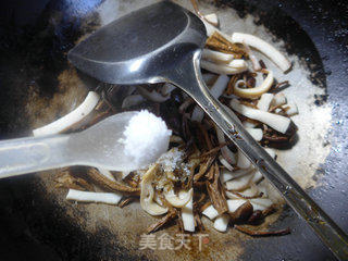 茶树菇炒墨鱼鲞的做法步骤：11
