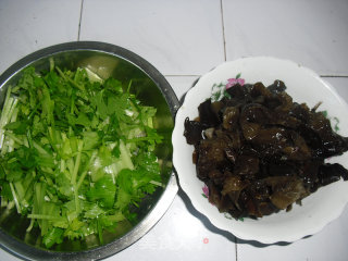芹菜拌黑木耳的做法步骤：1