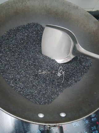巧用面包机——黑芝麻花生牛轧糖的做法步骤：1