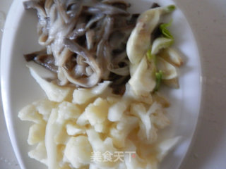 花菜炒平菇的做法步骤：1