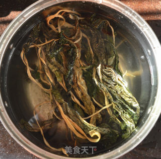 红豆菜干猪骨汤的做法步骤：2