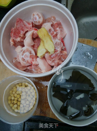 海带黄豆猪尾汤的做法步骤：1