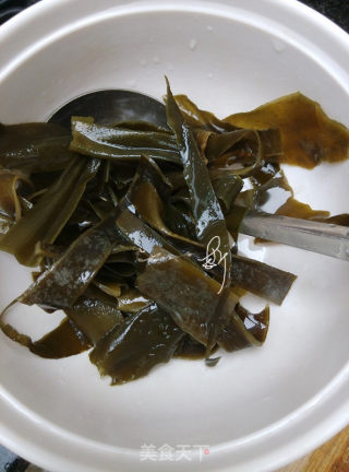 海带黄豆猪尾汤的做法步骤：4