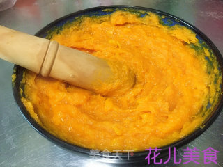 年夜饭必备的南瓜小饼的做法步骤：1