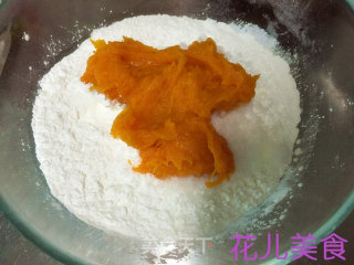 年夜饭必备的南瓜小饼的做法步骤：2