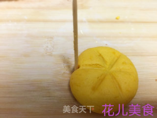 年夜饭必备的南瓜小饼的做法步骤：8
