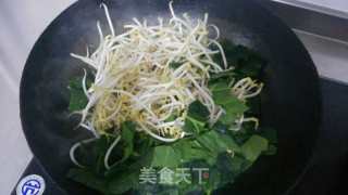 菠菜炒绿豆芽的做法步骤：3