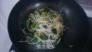 菠菜炒绿豆芽的做法步骤：4