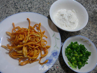 花鱼儿家的吃吃~~~~~~香葱虫草菇煎饼的做法步骤：1