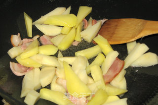 砂锅土豆火腿肠的做法步骤：7