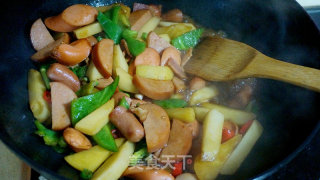 砂锅土豆火腿肠的做法步骤：10