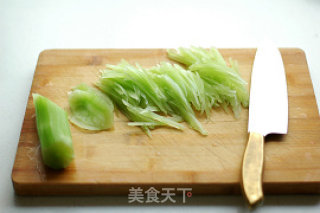 凉拌葱油笋丝的做法步骤：1