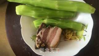 老腊肉炒莴笋的做法步骤：1