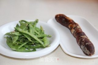 豌豆炒腊肠的做法步骤：1