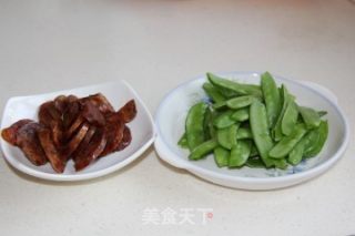 豌豆炒腊肠的做法步骤：3