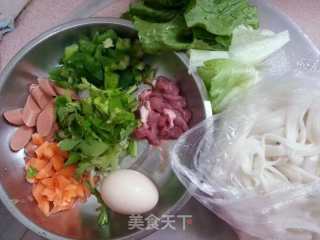 香肠炒河粉的做法步骤：1