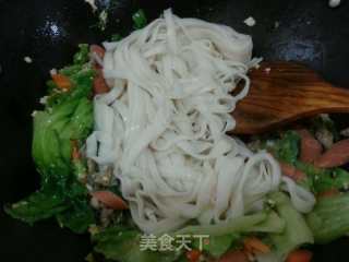 香肠炒河粉的做法步骤：6