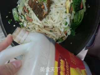 香肠炒河粉的做法步骤：8
