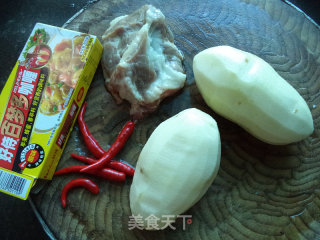 土豆咖喱盖烧饭的做法步骤：1