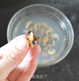 淡菜干香菇粥的做法步骤：2