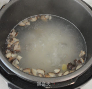 淡菜干香菇粥的做法步骤：5