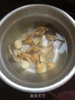 五花肉焖慈姑的做法步骤：1