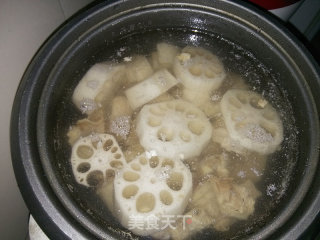 老藕排骨汤的做法步骤：3