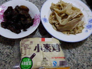 黑木耳水笋烧小素鸡的做法步骤：1