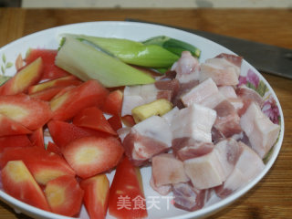 胡萝卜烧肉的做法步骤：2
