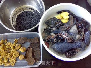 首乌核桃乌鸡汤的做法步骤：1