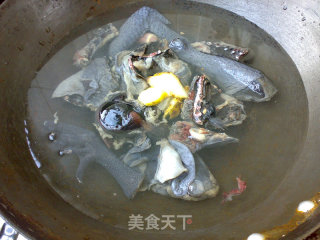 首乌核桃乌鸡汤的做法步骤：2