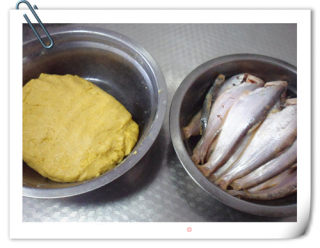 煎马口鱼贴饼子的做法步骤：2