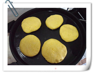 煎马口鱼贴饼子的做法步骤：5