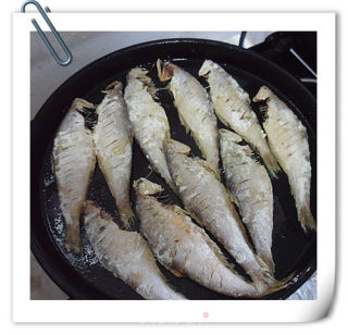 煎马口鱼贴饼子的做法步骤：7