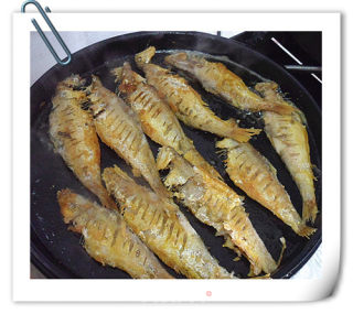 煎马口鱼贴饼子的做法步骤：8