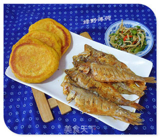 煎马口鱼贴饼子的做法步骤：9