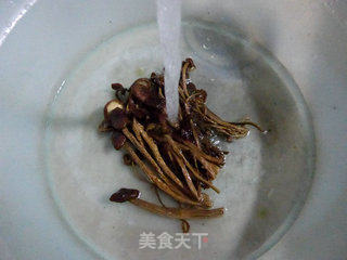 茶树菇炒萝卜的做法步骤：2