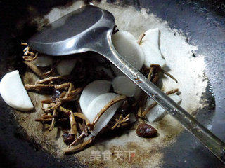茶树菇炒萝卜的做法步骤：5